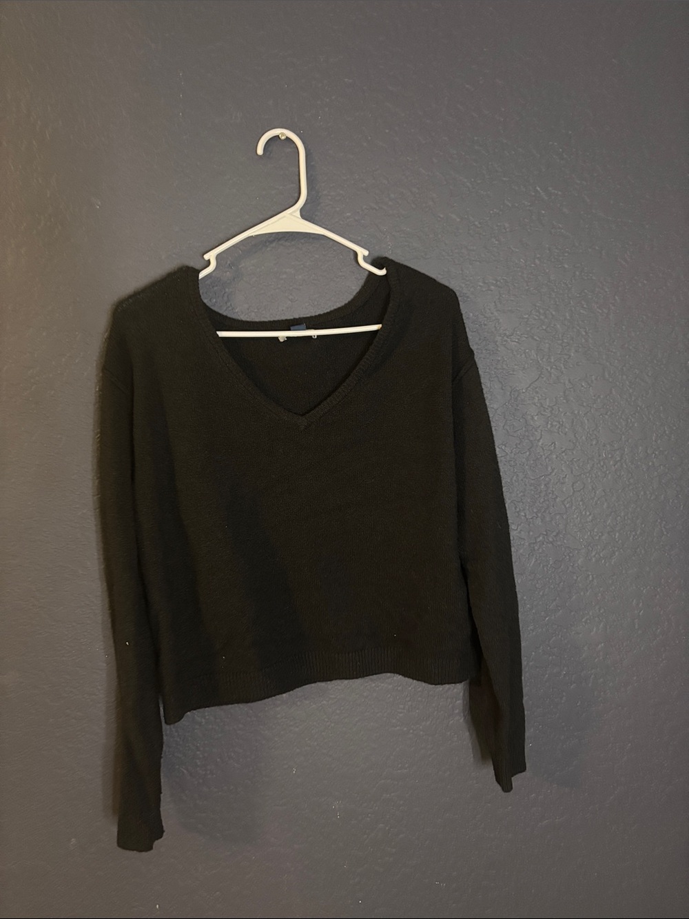American Eagle Outfitters Black V-Neck Cropped Sweater